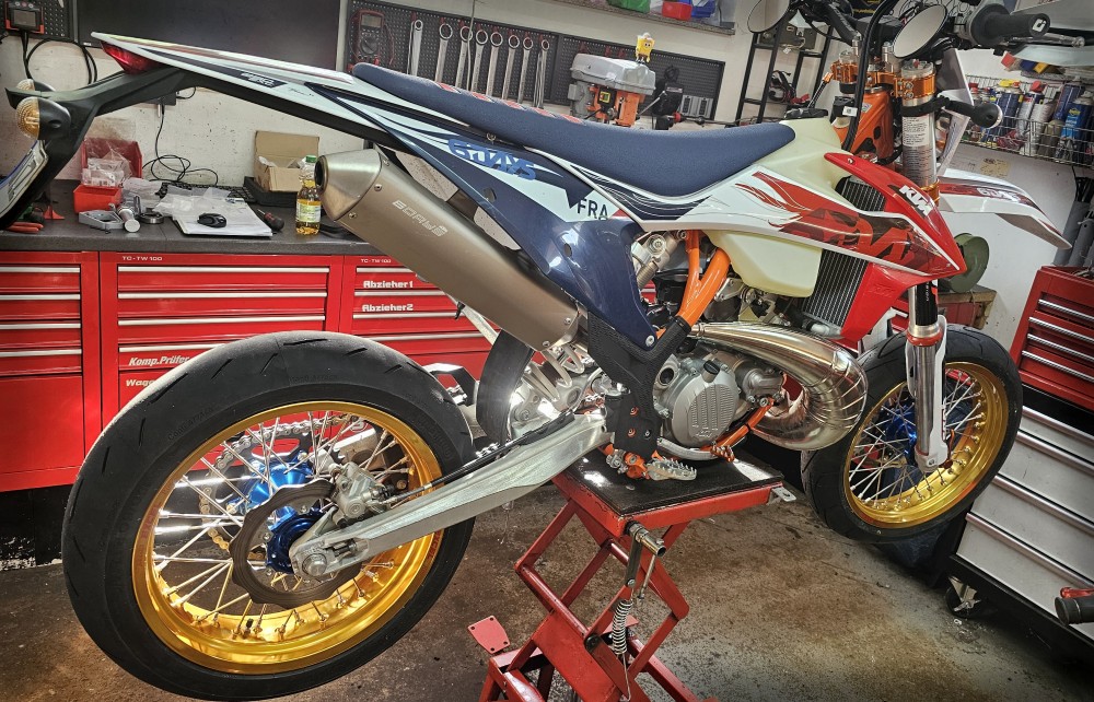 Motorrad-Rad wird zentriert